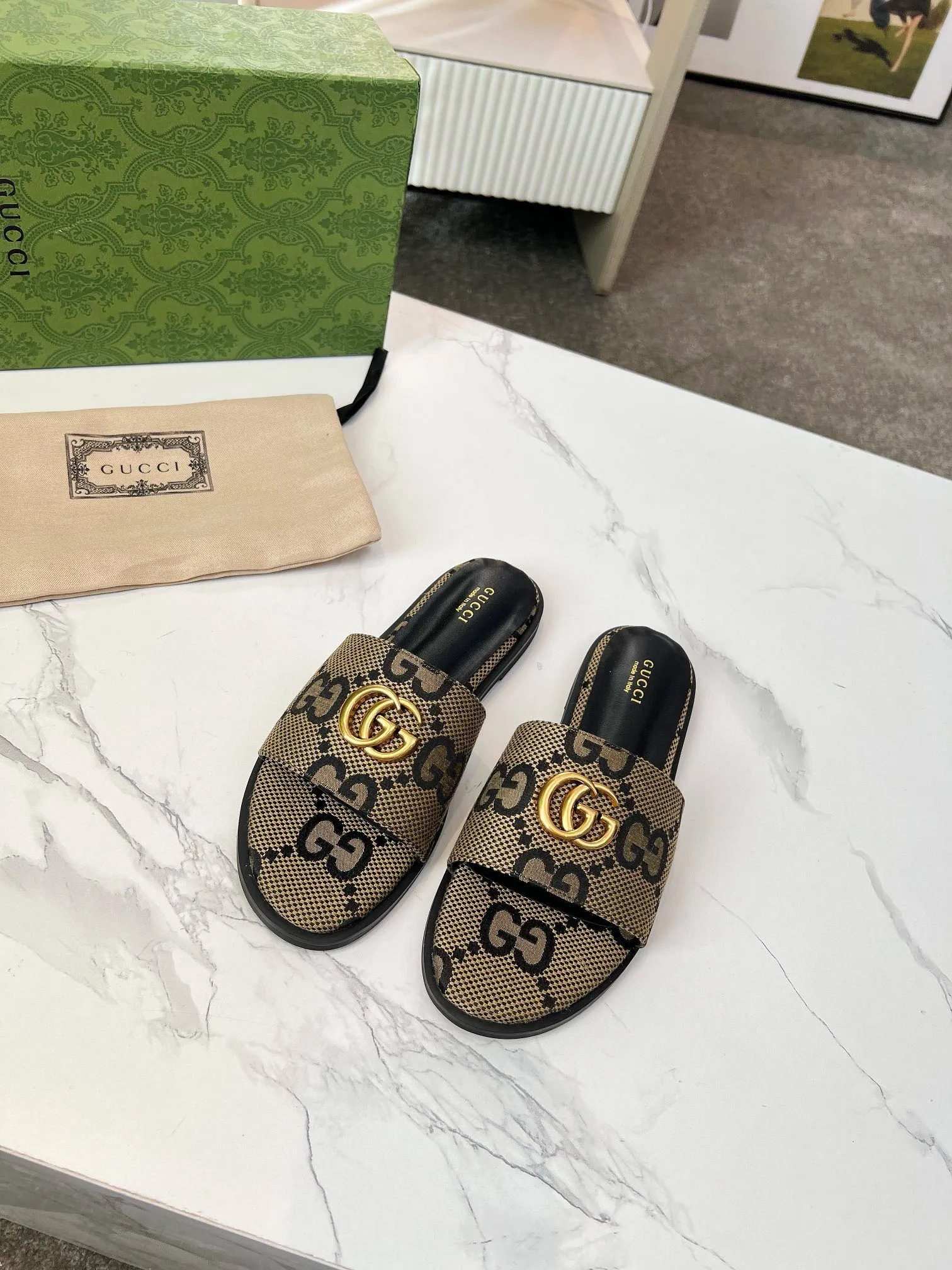 👟👟Ex-factory price 380👟👟 GUCCl 2025 spring and summer new style casual interlocking double G sandals for women. This piece is from the Gucci Lido collection, and its design is inspired by the summer style and beach clubs of the Italian coast. Archive designs from the 1970s infuse the brand with glory. Get inspired by this iconic era. The "Gucci March of Love" series continues to explore the aesthetic connotation of the brand's archived logos in a new way, while at the same time embracing the classic elegance and charm. Code Number: 35-43#